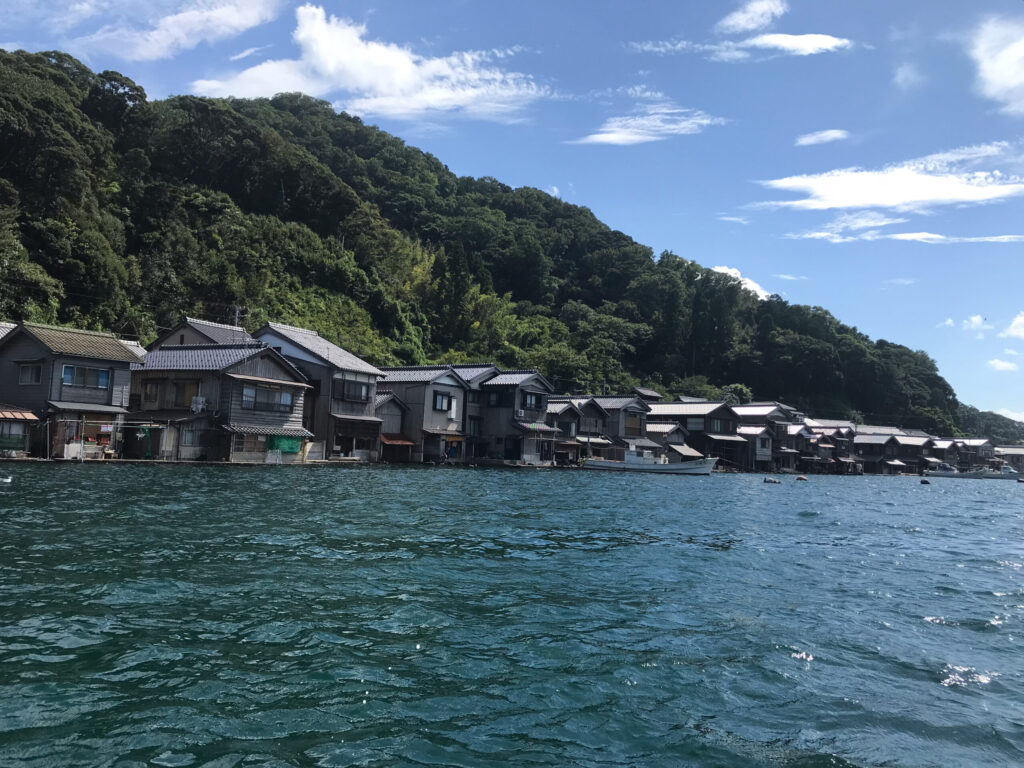 舟屋と遊覧船を無理なく組み合わせる